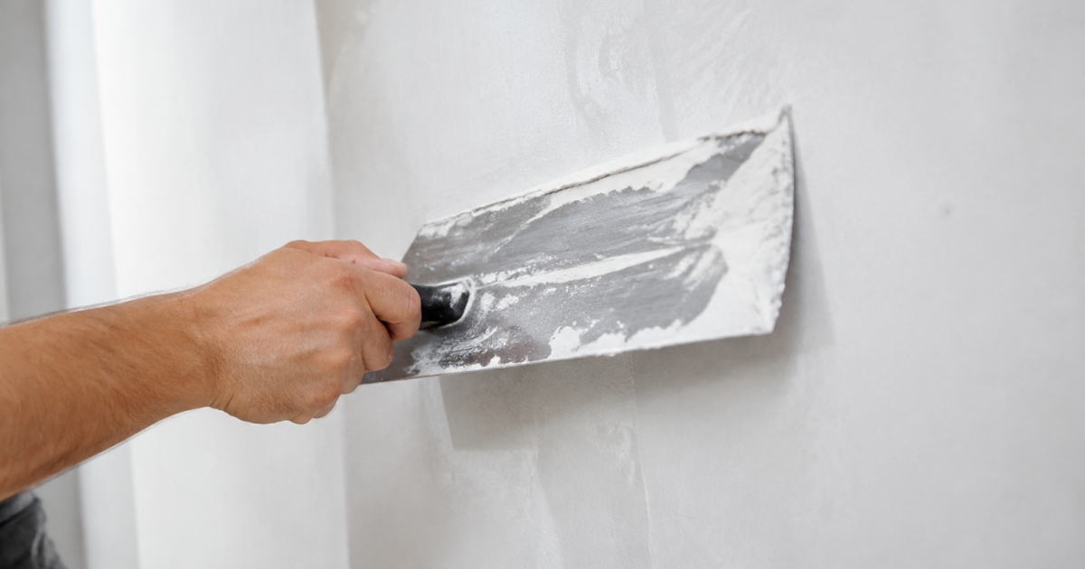 Couteau metal lissant enduit blanc horizontal paroi blanche