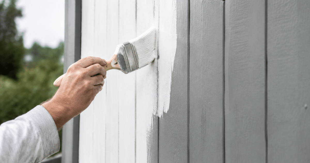 Couche blanche appliquee au pinceau sur panneau gris vertical