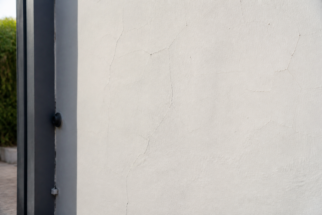 Mur blanc peint avec microfissures visibles