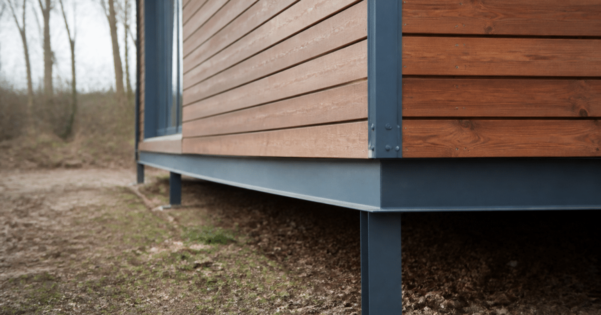 Planches bois horizontales fixees sur structure metallique surlevee