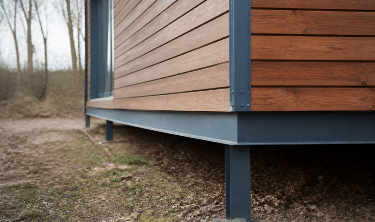 Planches bois horizontales fixees sur structure metallique surlevee