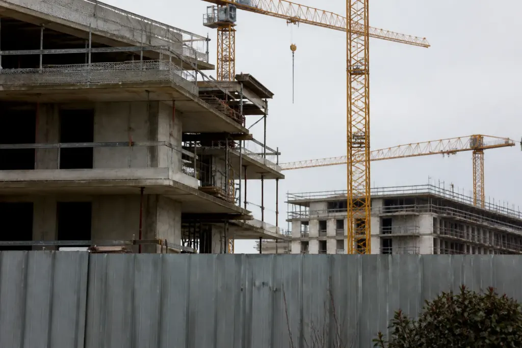 Immeubles en travaux avec grues et echafaudages
