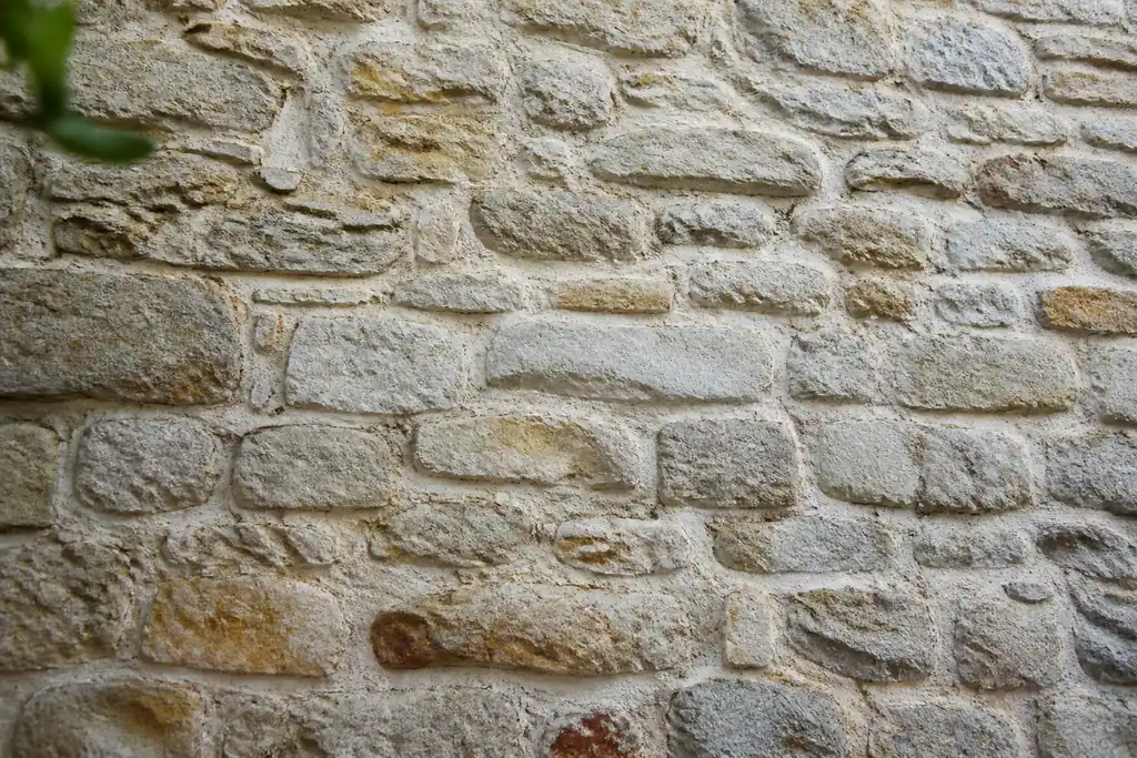 Mur en pierre ancienne aux joints de chaux