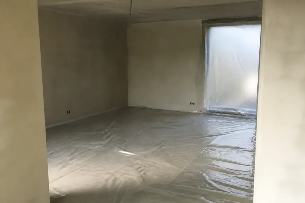 Piece fermee sans aeration avec chape fraiche et bache