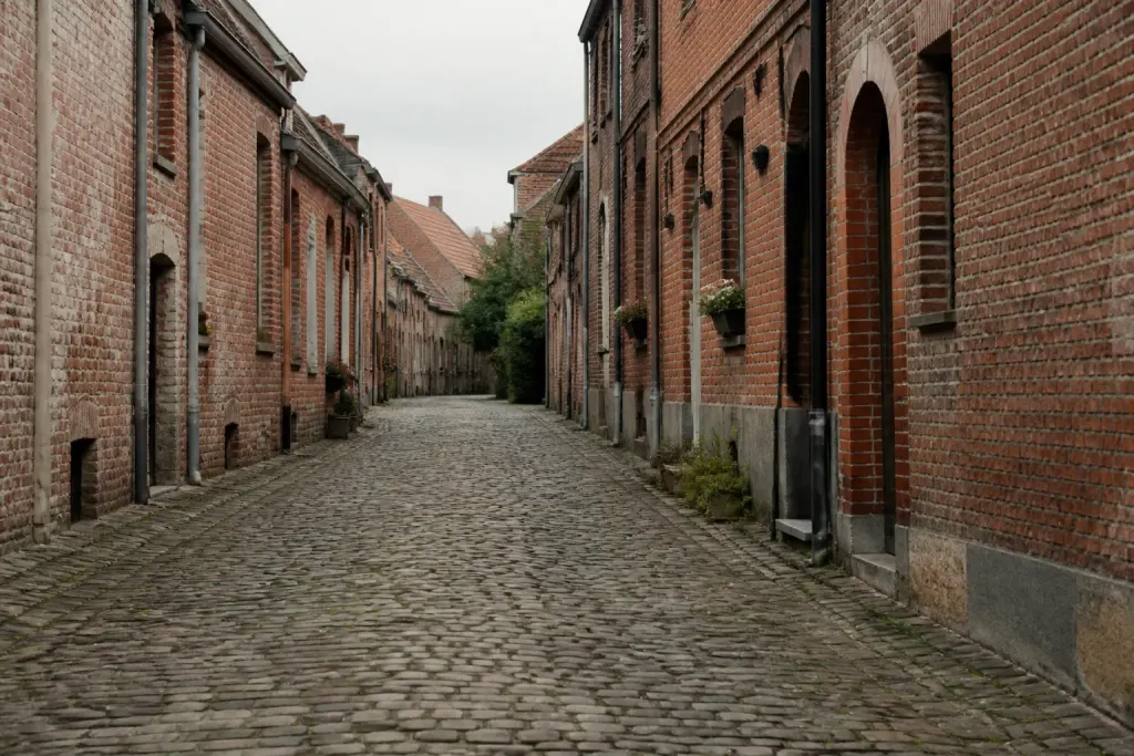 Rue pavee bordee de maisons en briques rouges