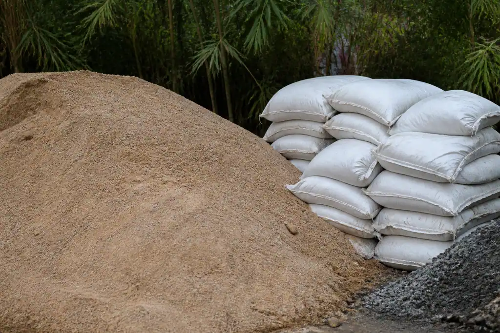 Tas de sable de riviere et sacs de chaux