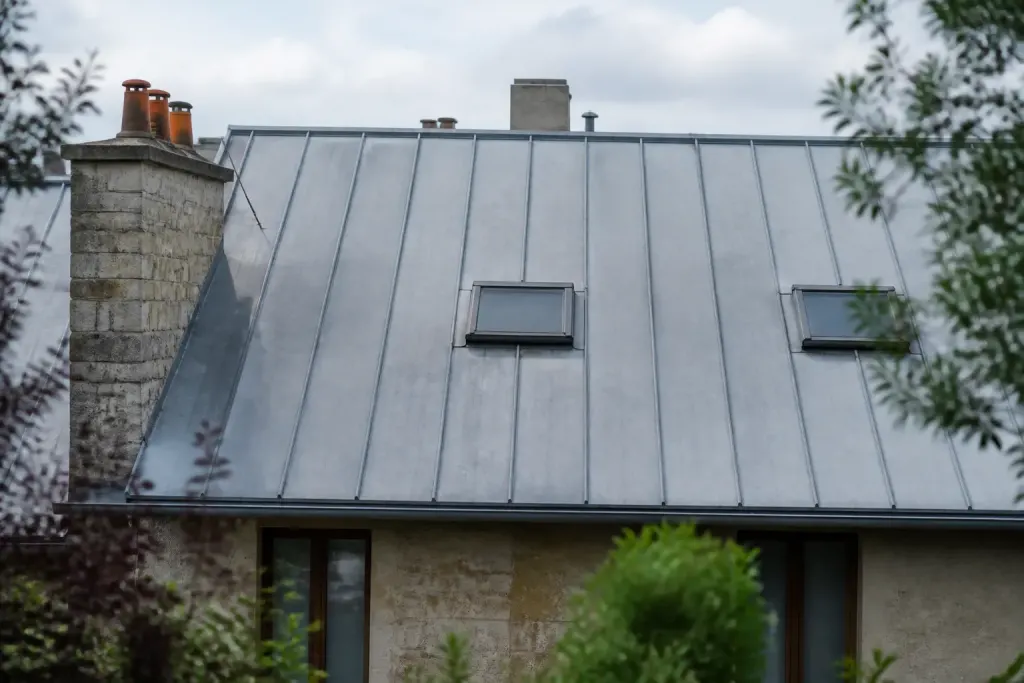 Toiture en zinc gris joints debout sur maison ancienne